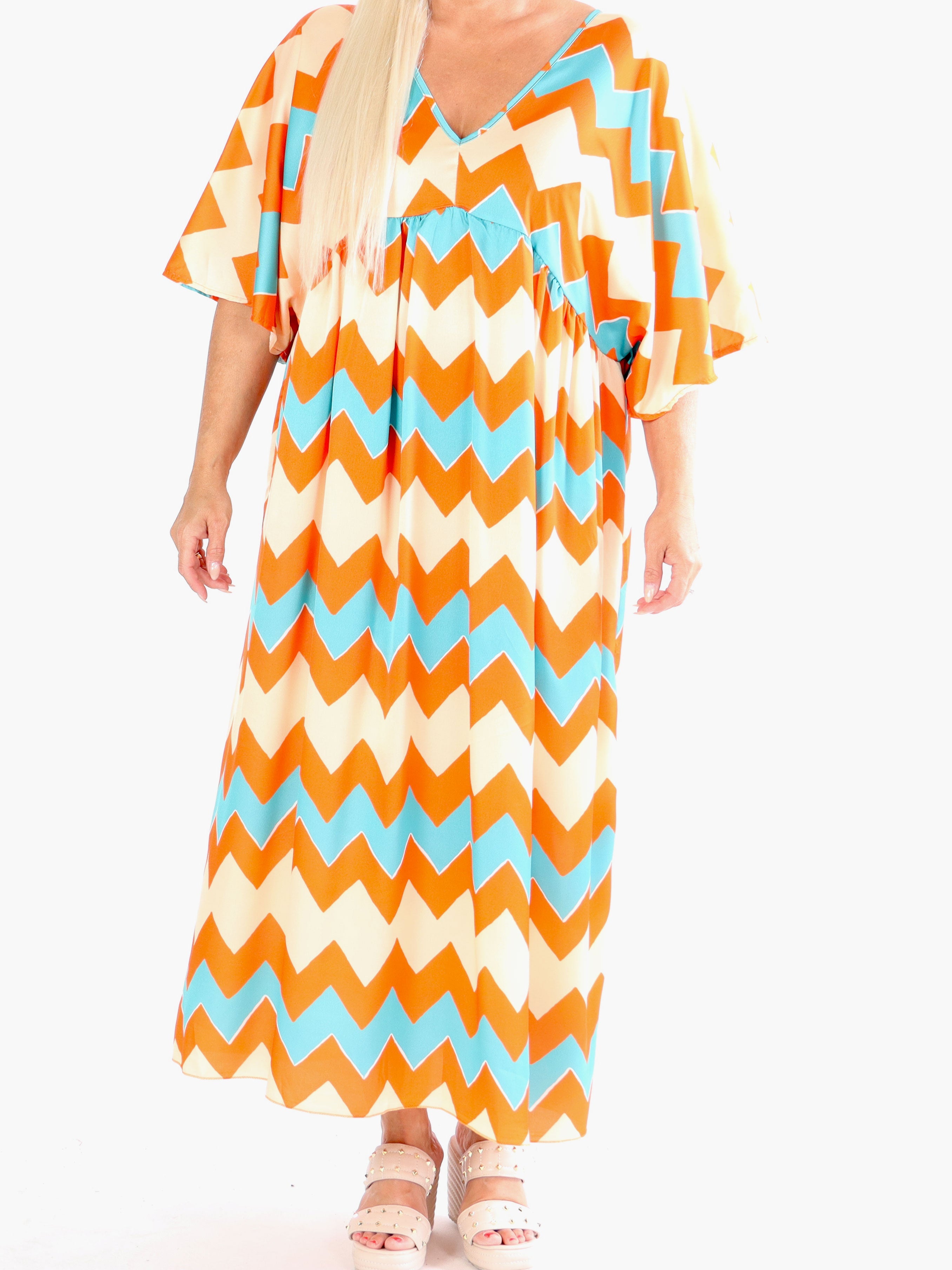 Johanna - Söt plus size klänning med sicksackmönster